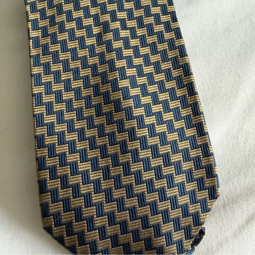 Bachrach 100% Italian Silk Gold Navy Blue Geometric Standard Size Tie